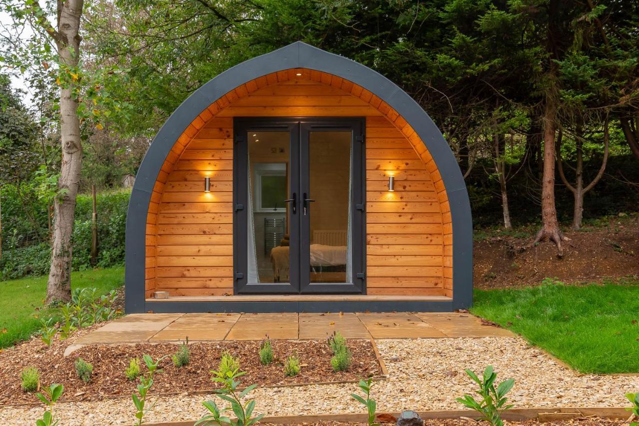 The Plough Inn Cabins Ramsden Exterior photo