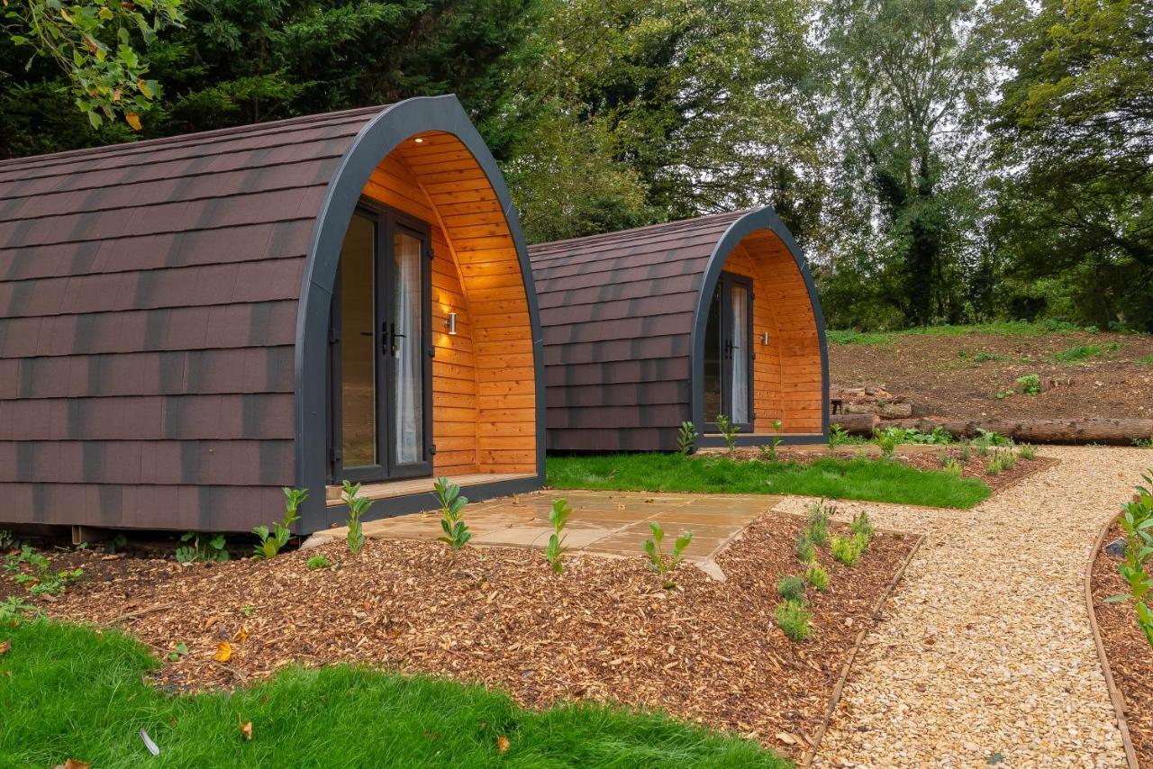 The Plough Inn Cabins Ramsden Exterior photo